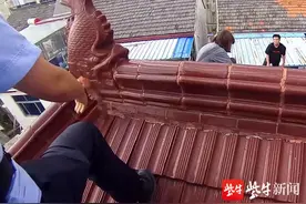 女孩独坐3楼顶要轻生，辅警解救时滑倒，顺势滑向女孩一把抱住并护住她图片