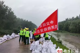 36名抗洪抢险突击队员组成”人工传输带“，8小时内完成堤坝加固任务图片