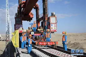 格库铁路全线铺通 新疆青海两段铁路顺利接轨图片