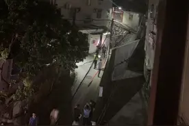 深圳一居民楼顶凌晨发生火灾，起火点为居民搭建用来养鸡的铁皮棚图片