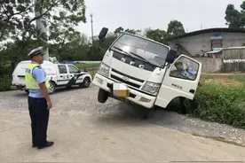 北海一套牌油罐车被查获 司机受重罚（图）图片