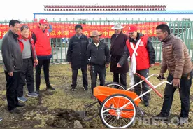 便民捡拾车助力脱贫业图片