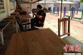 吉林74岁大妈发挥夕阳红余热：带领儿子打造“休闲大棚”图片