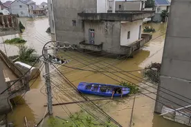 抗洪记｜水淹邓家村：父亲留下坚守，儿子常划船回家看看图片