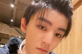 王俊凯晒自拍搞怪回应长刘海 露额头展超高颜值图片