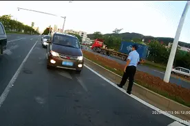 男子赤裸上身开车去南屏被路人举报！警察到场拔下他的车钥匙……图片