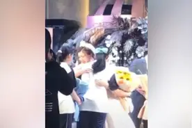 中考结束，45名学生悄悄赶到婚礼现场给班主任送祝福视频封面