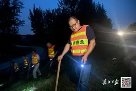 边巡堤边谈下400万元大单！面对非议，武汉博士老总一番话令人心生敬意图片