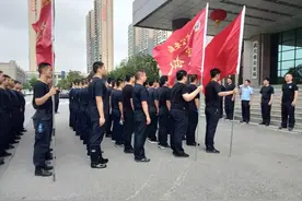 【风“警”线】武穴公安：让警徽在大堤上闪光图片
