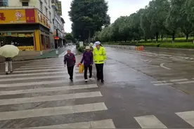 风雨无阻，默默守护，蒙自街头的他们很暖心！图片