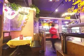 小伙每天独自点一桌烧烤等一个女生，连续10天后他消失了…图片