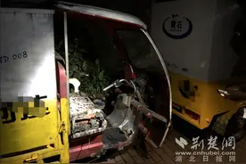 快递公司违规拉线充电 6辆三轮车1辆起火被烧毁图片