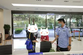 小男孩走失乱入公路绿化带 民警暖心助其寻亲图片