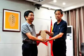 “甲骨文钧瓷龟甲片”被河南省档案馆永久收藏图片
