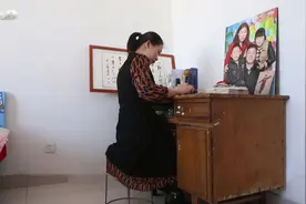 身世之谜郁结于心，渴望重回父亲怀抱……今晚十点半档，CCTV-1《等着我》与您相约图片