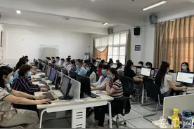 记者探访合肥中考阅卷现场 最快月底可查中考成绩图片