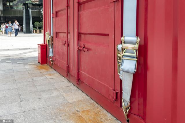 特斯拉牵手《和平精英》搞事情 神秘空投箱空降上海闹市