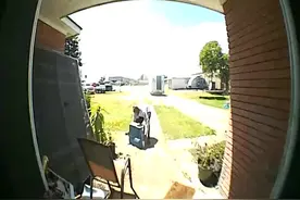 “对不起，我做不到”美国快递员拒绝扶起跌倒老人图片