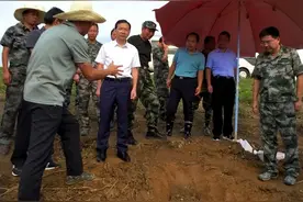 黄喜忠赴恒湖垦殖场防汛大堤看望抗洪一线人员图片