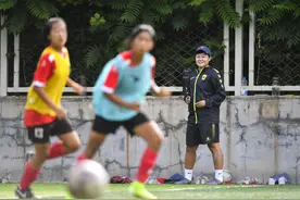 足球——守护铿锵小花的“园丁”姐姐图片