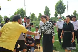 王晓娟探班《归路》电影滨州拍摄现场图片