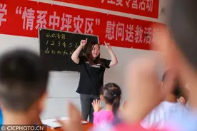 贵州黔西：关爱防汛转移安置点的儿童图片