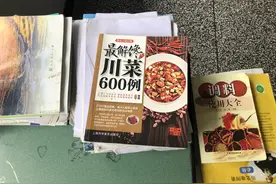 30秒｜解压神操作 男生带两本菜谱迈进高三图片