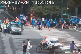 11秒！文三路万塘路口一女子被压车底，一群“蓝骑士”抬车救人图片