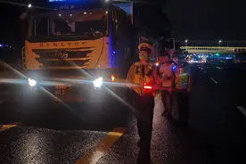 车灯好扎眼 原是加装非法灯具图片