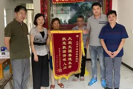 暖！这群人帮失忆12年的流浪汉找到了家，重新振作的他还能辅导侄孙功课了图片