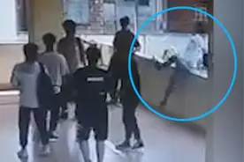 初二男生练篮球后仰跳投坠楼，官方：骨折受伤视频封面