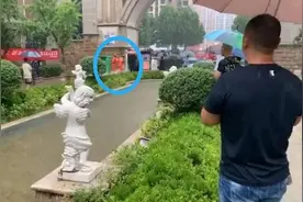 雨天远离空调外机和电杆！周口某小区一女孩不慎触电昏厥图片