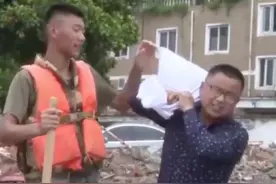 父亲偷偷看望抗洪儿子，现场竟一把抢过沙袋图片