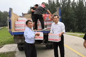 防汛大堤上的“流动爱心车”图片