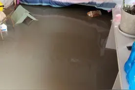 住进烂尾楼的人：买房后遭遇楼盘停工无奈搬入，充电照明挑水度日图片