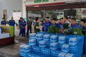 “大师”现场指点销售技能，来宾加油站员工营销信心倍增图片