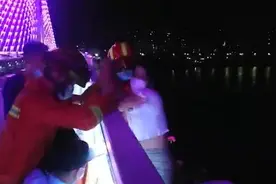 消防员救轻生女子，疯狂挣扎也不撒手视频封面