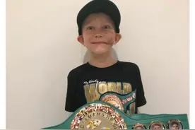 勇者无敌！WBC授予为救妹妹缝90针男孩荣誉金腰带图片