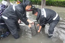 商水城管雨中疏通道路排水口图片