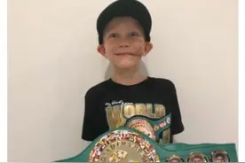 6岁男孩为救妹妹与狗搏斗缝了90针，世界拳击理事会授予荣誉拳王称号图片