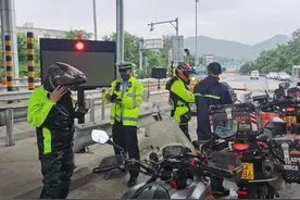 摩托组队闯卡高速 高速交警及时处置图片