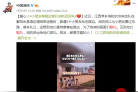 暖心！小朋友站在路边给抗洪消防员敬礼图片