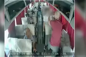 休班大巴司机与乘客争吵扬言要把车开下桥同归于尽，警方：已训诫视频封面