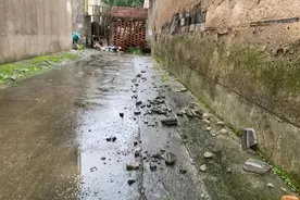 房顶漏雨，墙体渗水……破旧老屋“从头酥到脚”，维修工看了直摇头，居民怎么办？图片