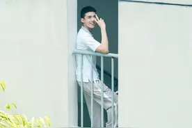 吴磊“路小北”造型写真 留寸头穿校服校草本草图片