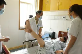 翻身都成奢侈！杭州47岁男子脊柱竟像被“蛀空”！专家：这类患者要警惕腰痛背痛图片