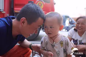 鲁皖情深！抗洪救援休息间隙，小朋友送上来一瓶矿泉水：消防员叔叔辛苦了图片