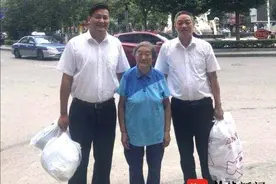 超暖！苏州83岁“袖套奶奶”亲手缝制300副袖套赠公交司机图片