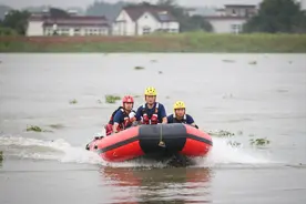 上海消防增援安徽抗洪，发现10艘被困船只，缺水缺粮……图片