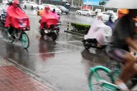 情报站｜大雨浇不灭回家的热情，济南“电动车大军”冒雨骑行图片